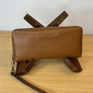 Michael Kors Travel Jet Set Tan Pebbled Leather Zip Wallet Wristlet